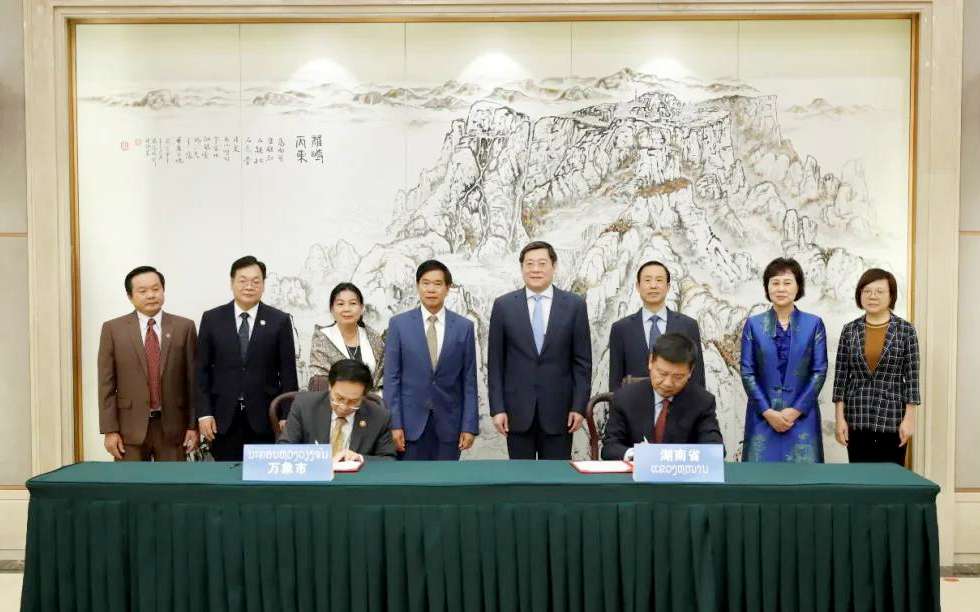 盈峰環境向老撾萬象捐贈7臺環衛裝備，助力“一帶一路”建設